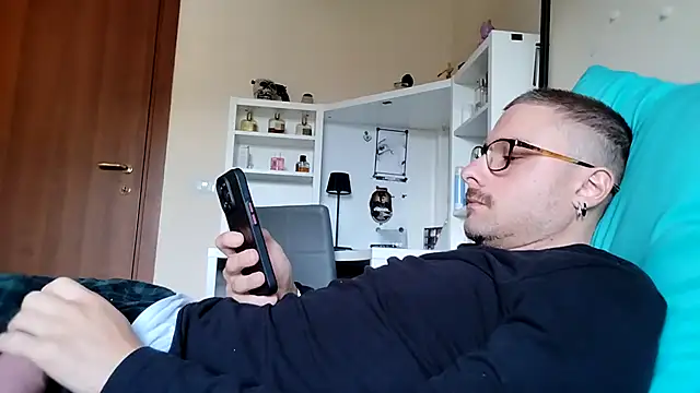 Snapshot of ilovechub112 chatting on 10-14-25, 01:01 ilovechub112 online show from 10-14-25, 01:01