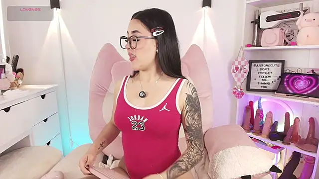 Snapshot of justonecute chatting on 06-02-26, 04:47 justonecute online show from 06-02-26, 04:47