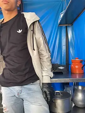 Snapshot of diegoand0911 chatting on 03-30-26, 02:40 diegoand0911 online show from 03-30-26, 02:40