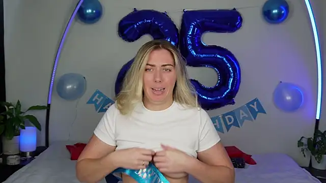 Snapshot of louiseberkeley chatting on 11-07-25, 04:12 louiseberkeley online show from 11-07-25, 04:12