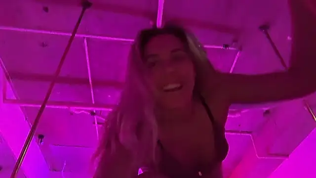 Snapshot of louiseberkeley chatting on 01-15-26, 04:17 louiseberkeley online show from 01-15-26, 04:17