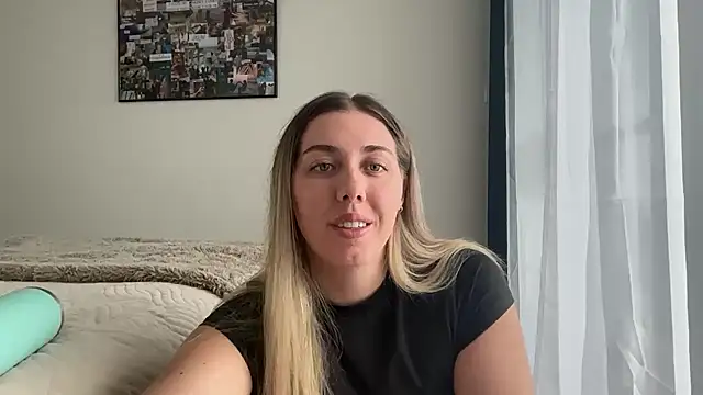 Snapshot of louiseberkeley chatting on 02-19-26, 06:09 louiseberkeley online show from 02-19-26, 06:09