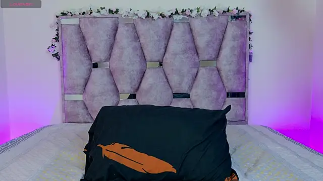 Snapshot of lana_and_liam_ chatting on 10-27-25, 10:30 lana and liam online show from 10-27-25, 10:30