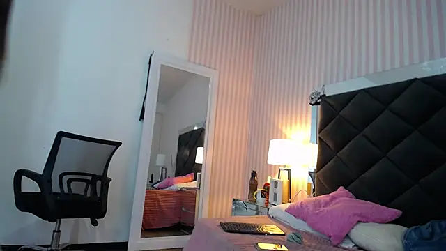 ViictoriaJones  online show from 10-18-25, 12:50