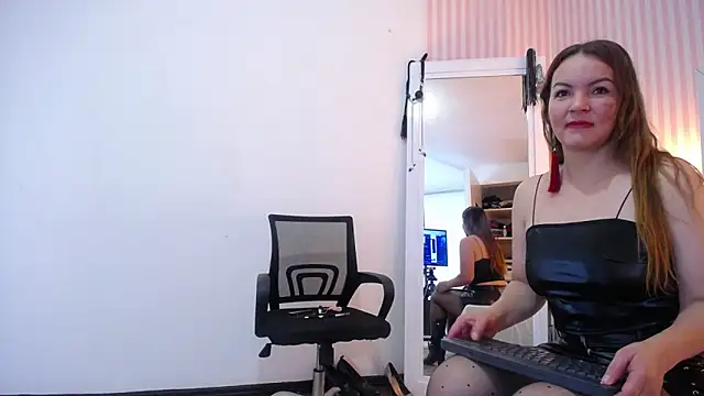 ViictoriaJones  online show from 10-28-25, 12:52