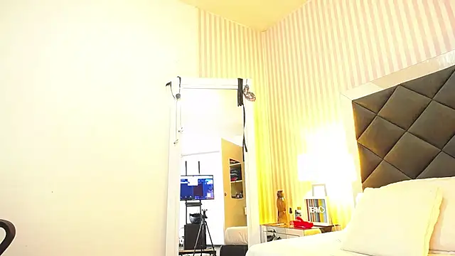 ViictoriaJones  online show from 11-25-25, 12:05