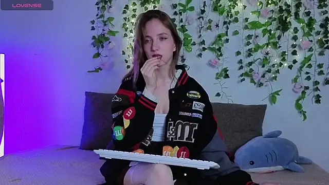 EmmaNovak online show from 04-26-26, 08:17