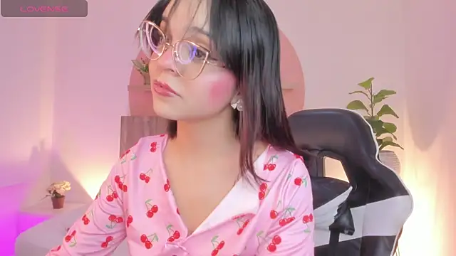 Snapshot of Clara_Luu chatting on 06-27-26, 02:49 Clara Luu online show from 06-27-26, 02:49