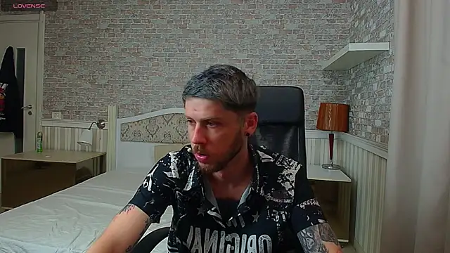 JonahShaw online show from 06-12-26, 03:49