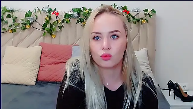 Snapshot of LiluMoon__ chatting on 04-17-26, 04:43 LiluMoon online show from 04-17-26, 04:43