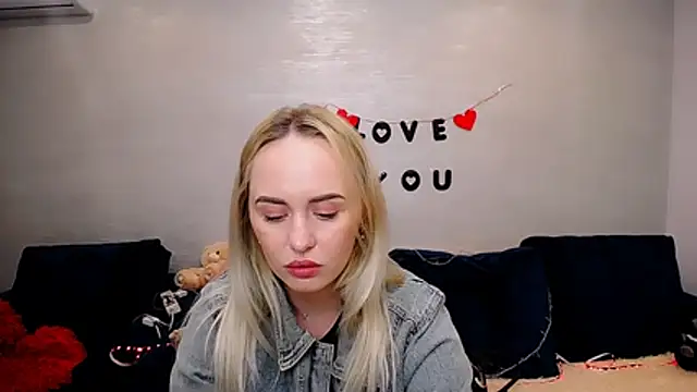 Snapshot of LiluMoon__ chatting on 04-19-26, 11:09 LiluMoon online show from 04-19-26, 11:09