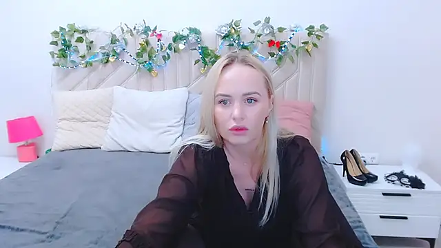 Snapshot of LiluMoon__ chatting on 04-21-26, 04:01 LiluMoon online show from 04-21-26, 04:01