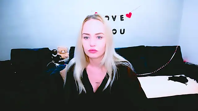 Snapshot of LiluMoon__ chatting on 04-22-26, 06:49 LiluMoon online show from 04-22-26, 06:49