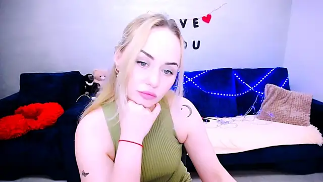Snapshot of LiluMoon__ chatting on 04-24-26, 04:20 LiluMoon online show from 04-24-26, 04:20