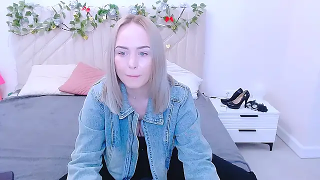 Snapshot of LiluMoon__ chatting on 04-27-26, 11:19 LiluMoon online show from 04-27-26, 11:19