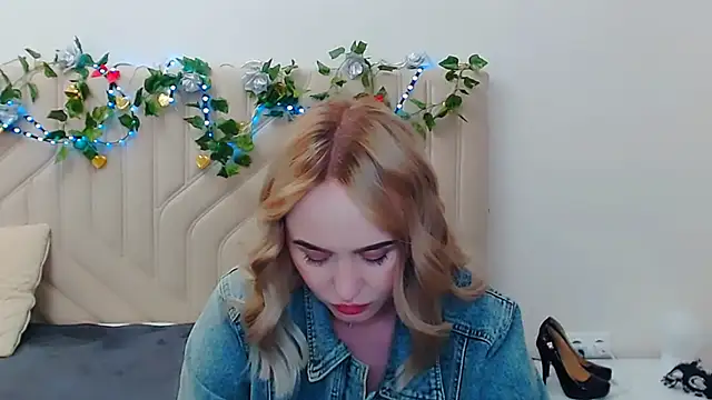 Snapshot of LiluMoon__ chatting on 04-29-26, 04:33 LiluMoon online show from 04-29-26, 04:33