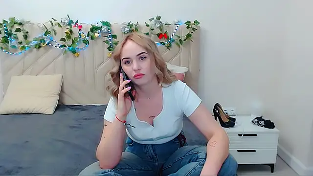 Snapshot of LiluMoon__ chatting on 04-29-26, 05:30 LiluMoon online show from 04-29-26, 05:30