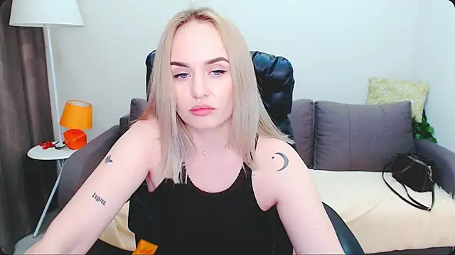 Snapshot of LiluMoon__ chatting on 04-30-26, 04:24 LiluMoon online show from 04-30-26, 04:24