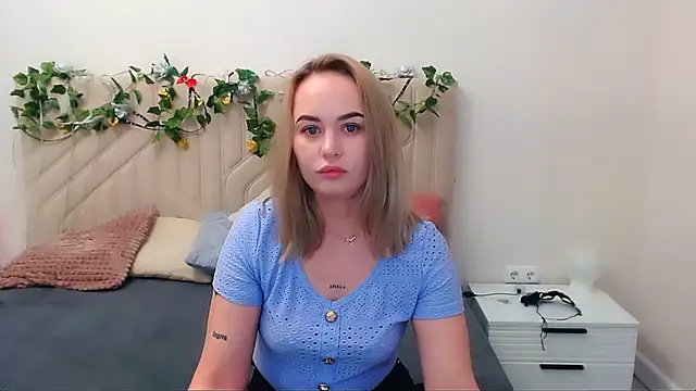 Snapshot of LiluMoon__ chatting on 05-14-26, 11:28 LiluMoon online show from 05-14-26, 11:28