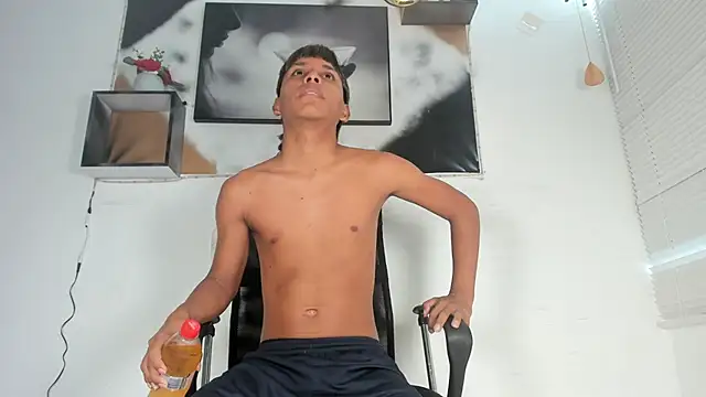 Snapshot of tyler_twink_boy chatting on 09-25-25, 01:15 tyler twink boy online show from 09-25-25, 01:15