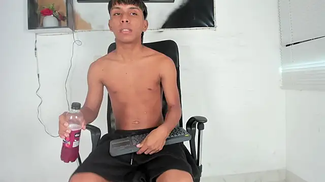 Snapshot of tyler_twink_boy chatting on 10-14-25, 01:01 tyler twink boy online show from 10-14-25, 01:01