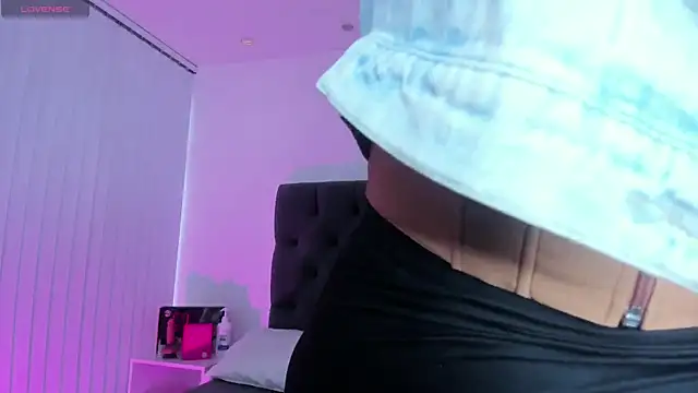 Snapshot of VictoriaParkeer chatting on 11-20-25, 11:43 VictoriaParkeer online show from 11-20-25, 11:43