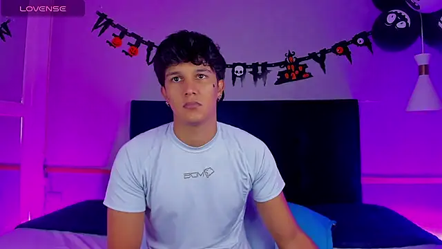 Leo Savage  online show from 10-24-25, 03:47