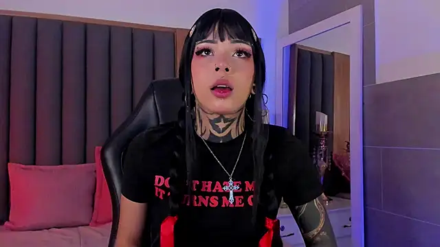 misstomie  online show from 10-22-25, 02:50