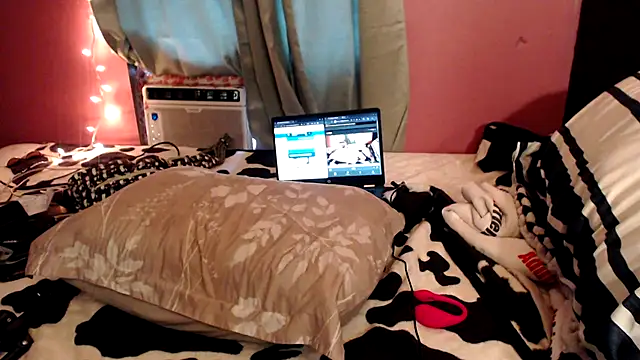 Snapshot of RicaSuave_69 chatting on 05-06-26, 11:10 RicaSuave 69 online show from 05-06-26, 11:10