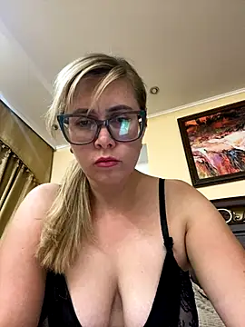 Snapshot of Crystal00Girl chatting on 09-13-25, 09:47 Crystal00Girl online show from 09-13-25, 09:47