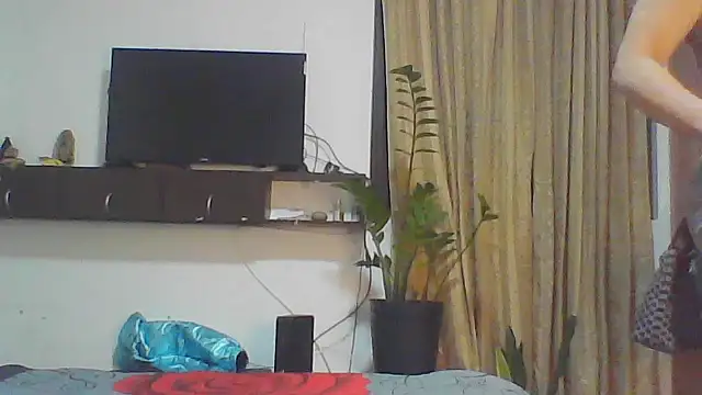 naiaratobon   online show from 10-24-25, 03:36