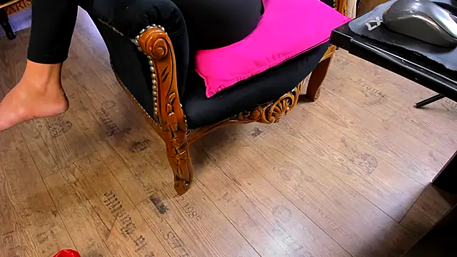 TaylorGrace online show from 10-17-25, 04:04