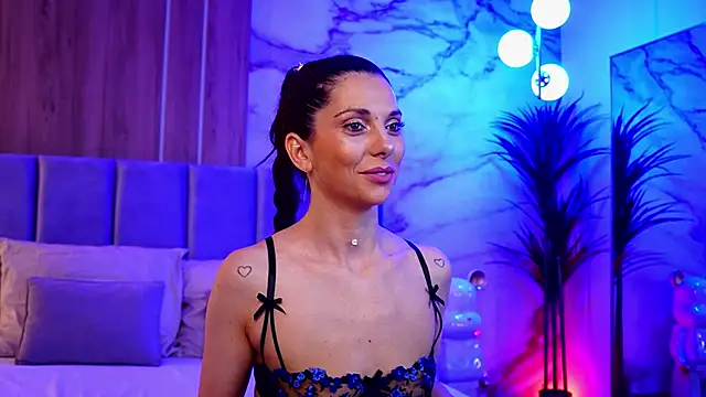 Snapshot of EllyLynn chatting on 10-30-25, 08:09 EllyLynn online show from 10-30-25, 08:09