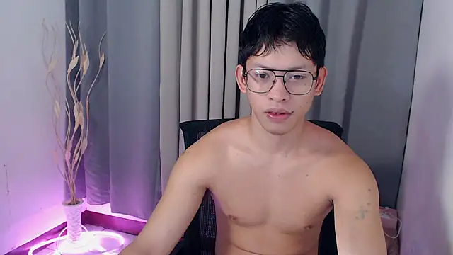 Snapshot of pinkcock_froi2305 chatting on 04-30-26, 12:17 pinkcock froi2305 online show from 04-30-26, 12:17