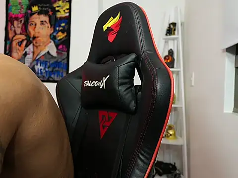 Snapshot of logan_hugh8 chatting on 10-21-25, 12:33 logan hugh8 online show from 10-21-25, 12:33