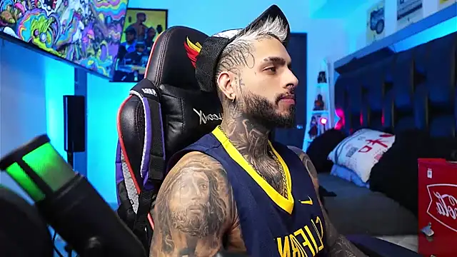 Snapshot of logan_hugh8 chatting on 02-17-26, 12:23 logan hugh8 online show from 02-17-26, 12:23