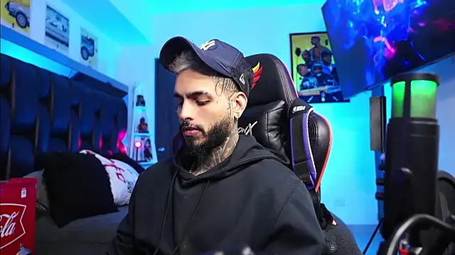 Snapshot of logan_hugh8 chatting on 02-24-26, 06:11 logan hugh8 online show from 02-24-26, 06:11