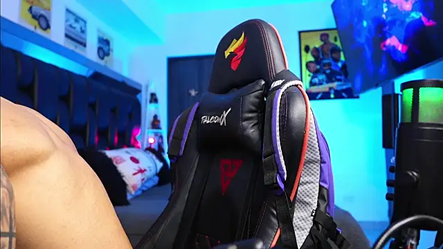 Snapshot of logan_hugh8 chatting on 02-25-26, 01:04 logan hugh8 online show from 02-25-26, 01:04