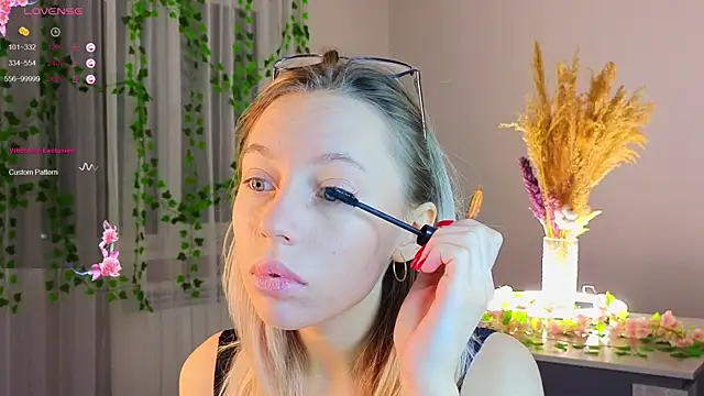 NyxaThorn online show from 12-14-25, 02:44