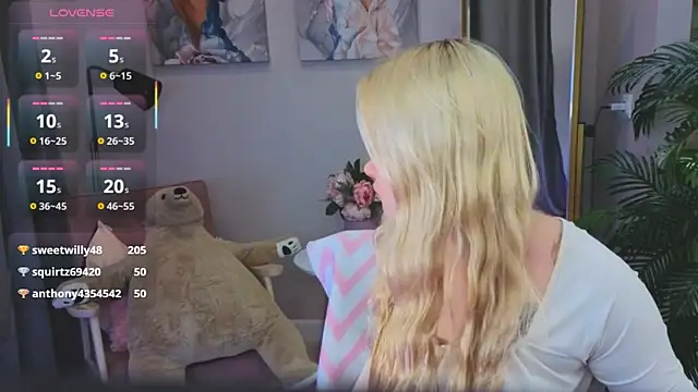 Millie Vanillies online show from 10-13-25, 04:12