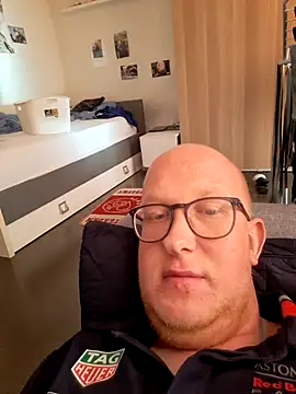 Snapshot of geilerd122 chatting on 10-18-25, 01:12 geilerd122 online show from 10-18-25, 01:12