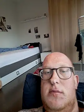 Snapshot of geilerd122 chatting on 10-25-25, 04:13 geilerd122 online show from 10-25-25, 04:13