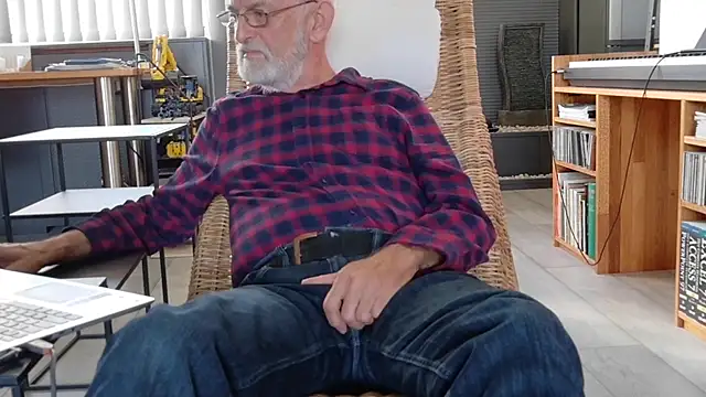 ewaldwillems99 online show from 10-15-25, 01:22