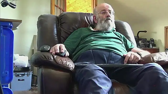 Snapshot of janzer13 chatting on 09-26-25, 01:04 janzer13 online show from 09-26-25, 01:04