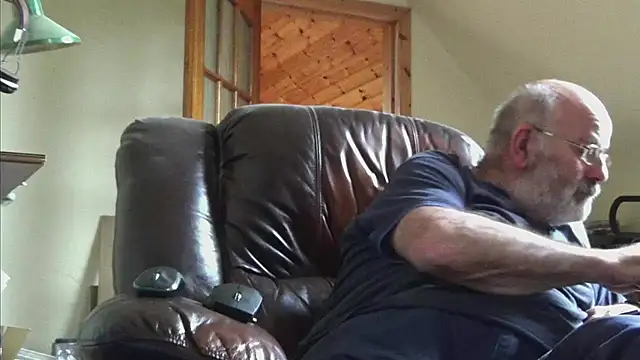 Snapshot of janzer13 chatting on 10-17-25, 01:14 janzer13 online show from 10-17-25, 01:14