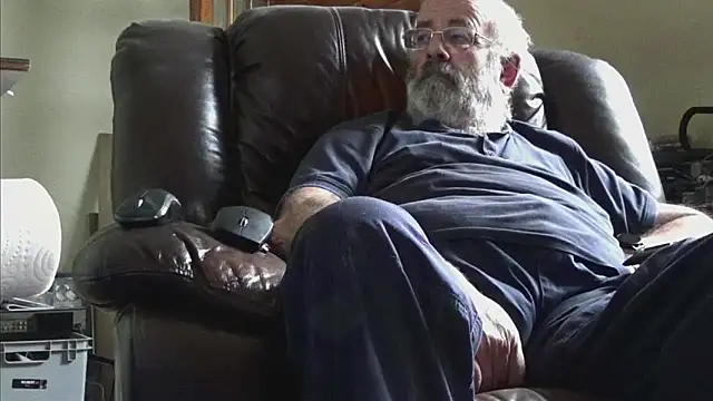 Snapshot of janzer13 chatting on 10-18-25, 01:01 janzer13 online show from 10-18-25, 01:01