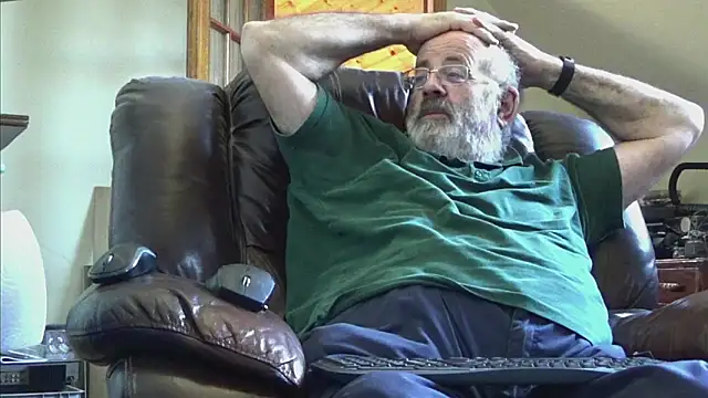 Snapshot of janzer13 chatting on 10-19-25, 01:12 janzer13 online show from 10-19-25, 01:12