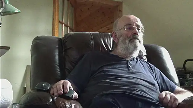 Snapshot of janzer13 chatting on 10-20-25, 01:44 janzer13 online show from 10-20-25, 01:44