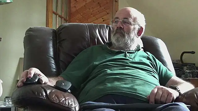 Snapshot of janzer13 chatting on 10-26-25, 02:12 janzer13 online show from 10-26-25, 02:12