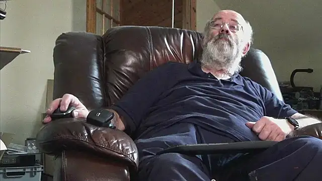 Snapshot of janzer13 chatting on 11-12-25, 02:39 janzer13 online show from 11-12-25, 02:39